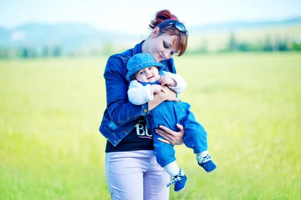 Мати з маленькою дочкою на відкритому повітрі — стокове фото