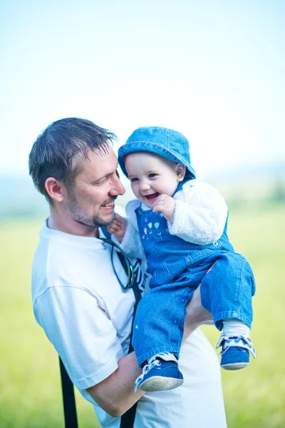 Padre con hija pequeña al aire libre — Foto de Stock