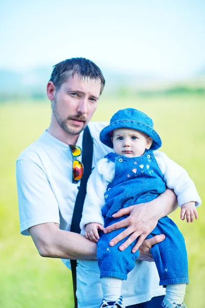 Padre con hija pequeña al aire libre — Foto de Stock