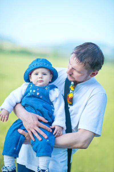 Padre con hija pequeña al aire libre — Foto de Stock