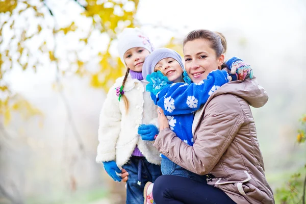 Glückliche Familie im Park — Stockfoto