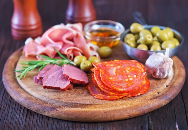 Salami, salchichas y jamón — Foto de Stock