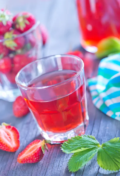 Erdbeergetränk im Glas — Stockfoto