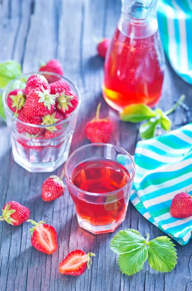 유리에 딸기 음료 — 스톡 사진