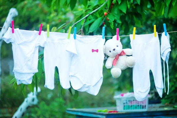 Asılı bebek giysileri — Stok fotoğraf
