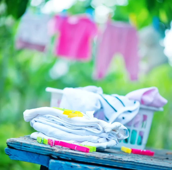 De kleren van de baby in tuin Rechtenvrije Stockfoto's