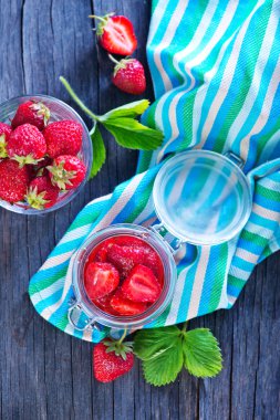 kavanoz içinde çilek reçeli