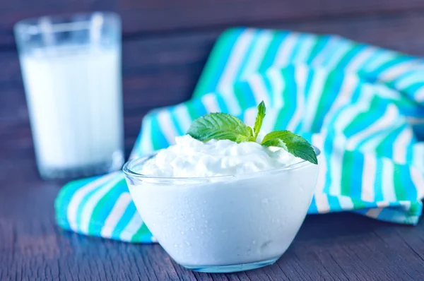 Hütte und frische Milch — Stockfoto