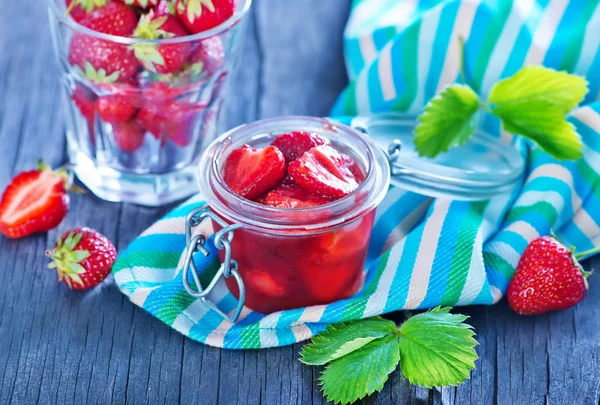 Erdbeermarmelade im Glas — Stockfoto