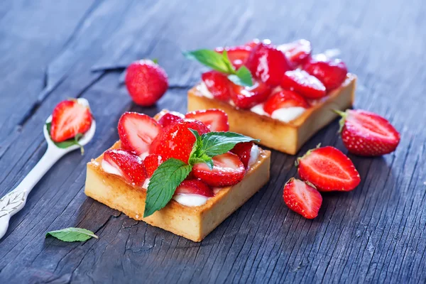 Kuchen mit frischen Erdbeeren — Stockfoto