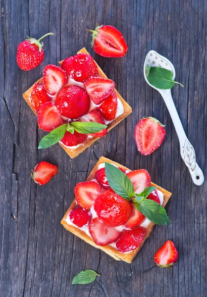 Cakes with fresh strawberries — Stock Photo, Image