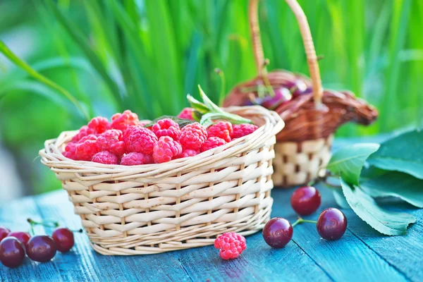 taze Ahududu ve kiraz