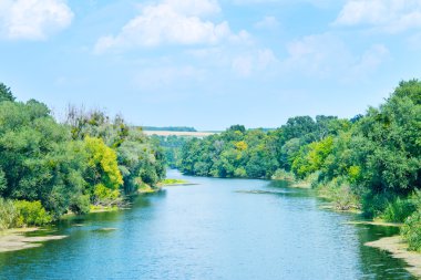Büyük nehir ve mavi gökyüzü