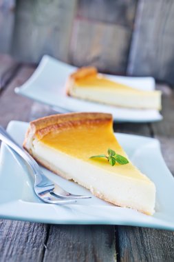 Cheesecakes ve çatal plakaları