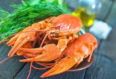 haşlanmış crayfishes plaka üzerinde