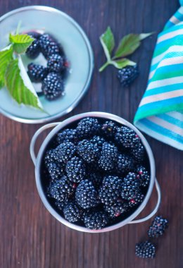 metal kapta taze böğürtlen