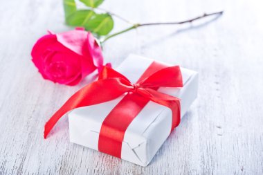 mevcut ve kırmızı gül