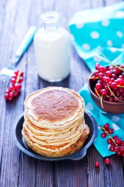 Frenk üzümü ile Pancakes