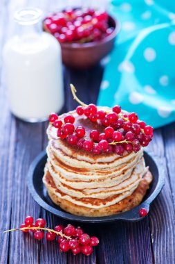 Frenk üzümü ile Pancakes