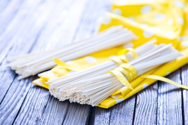çiğ pirinç noodle