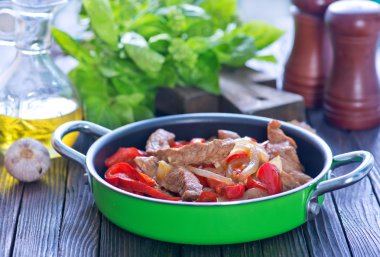 biberli kızarmış et