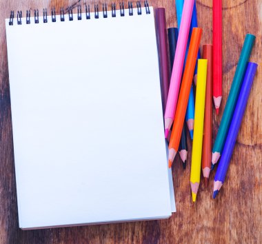 renkli kurşun kalem ve defter