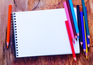 renkli kurşun kalem ve defter
