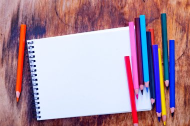 renkli kurşun kalem ve defter
