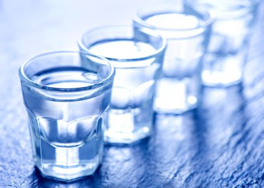 küçük bardaklarda votka