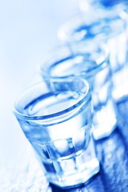 küçük bardaklarda votka