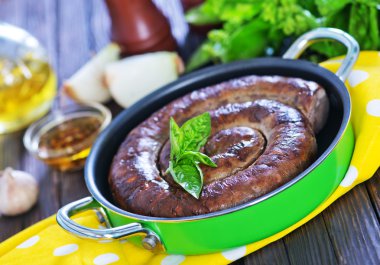 tavada kızarmış sosis