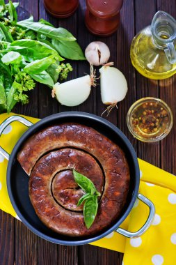 tavada kızarmış sosis