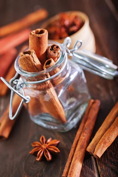 Tempero de aroma em uma mesa — Fotografia de Stock