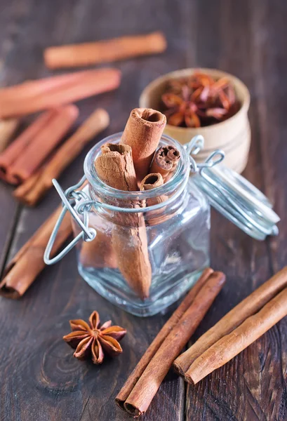 Tempero de aroma em uma mesa — Fotografia de Stock