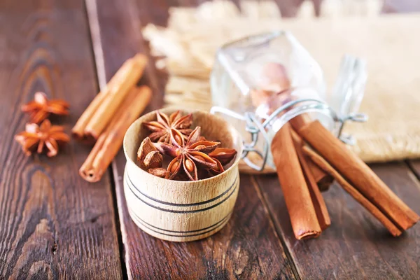 Especias aromáticas en la mesa — Foto de Stock