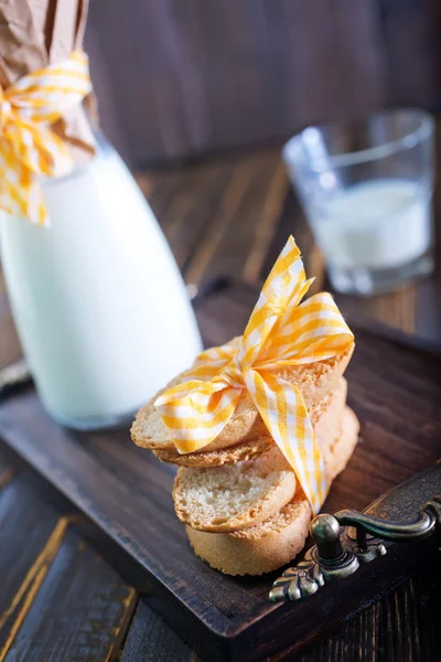 Leite fresco com biscoitos — Fotografia de Stock