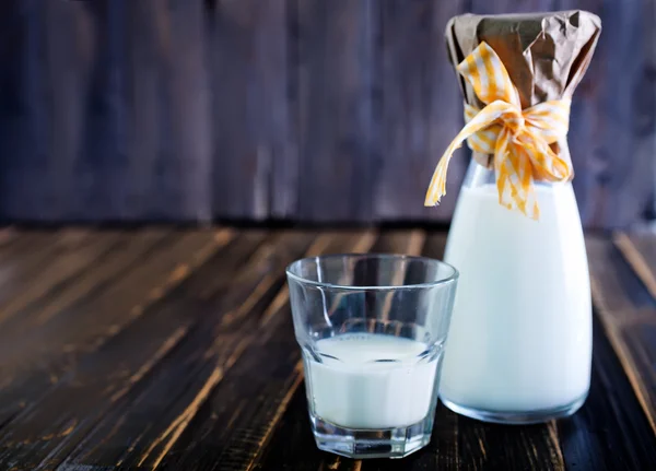 Čerstvé mléko ve skle — Stock fotografie