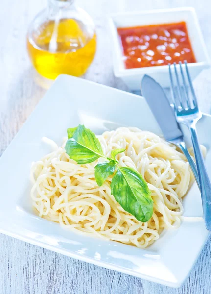 Fideos con salsa de tomate —  Fotos de Stock