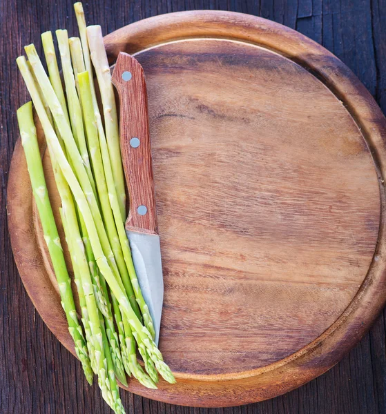 Green asparagus with knife — Stock Photo, Image