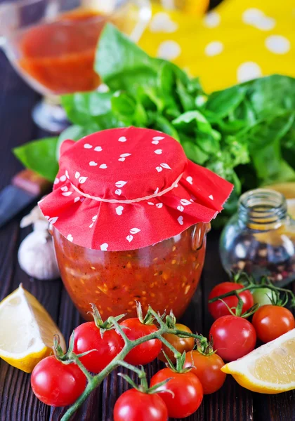 Molho de tomate com manjericão — Fotografia de Stock