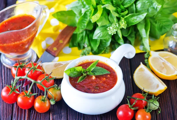 Salsa de tomate con albahaca —  Fotos de Stock