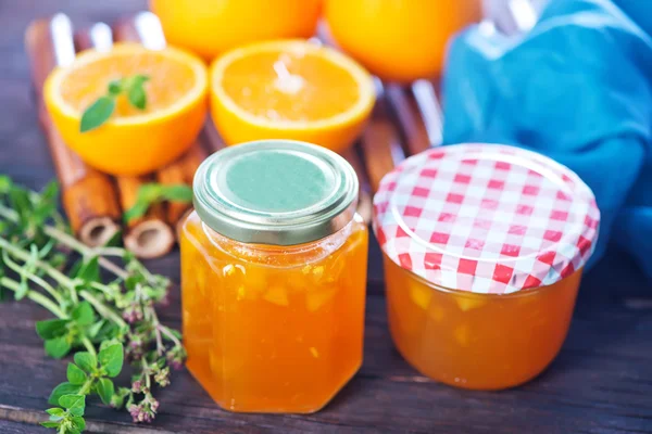 Pomerančová marmeláda ve sklenicích — Stock fotografie