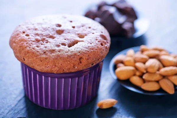 Muffin with chocolate and almonds — Stock Photo, Image