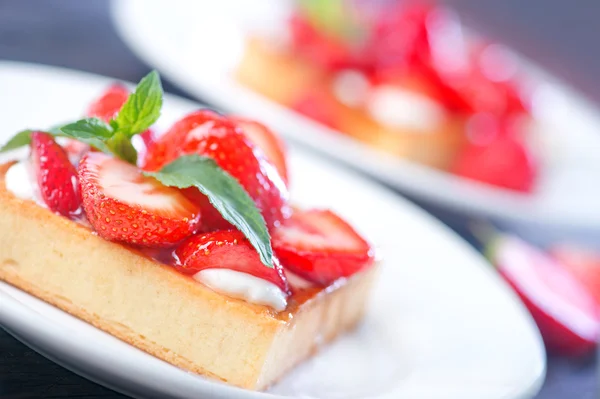 Kuchenstücke mit Erdbeeren — Stockfoto