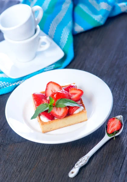 Cake with strawberry on plate — Stock Photo, Image