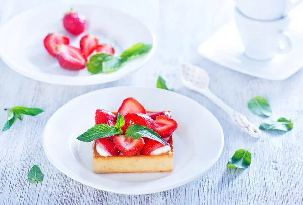 Trozos de pastel con fresas —  Fotos de Stock
