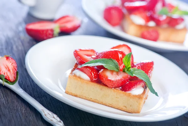 Leckerer Kuchen mit Erdbeere — Stockfoto