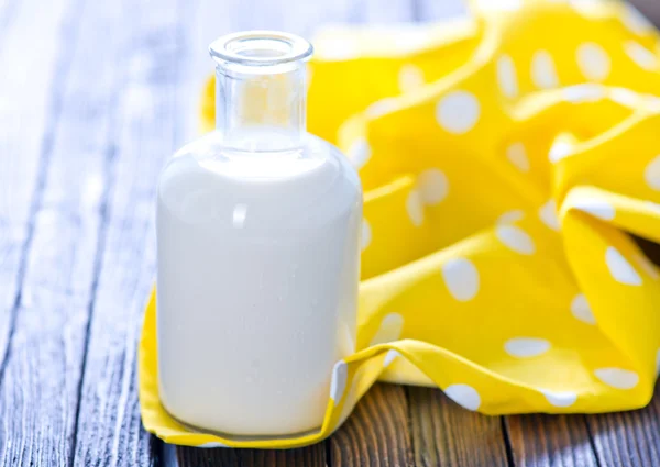 Frische Milch in der Flasche — Stockfoto