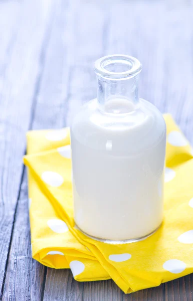 Leche fresca en botella —  Fotos de Stock