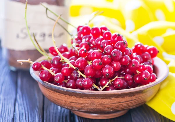 Red currant in bowl — Stock Photo, Image